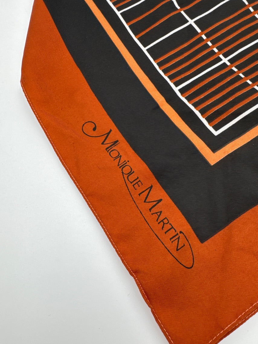 Monique Martin, tørklæde